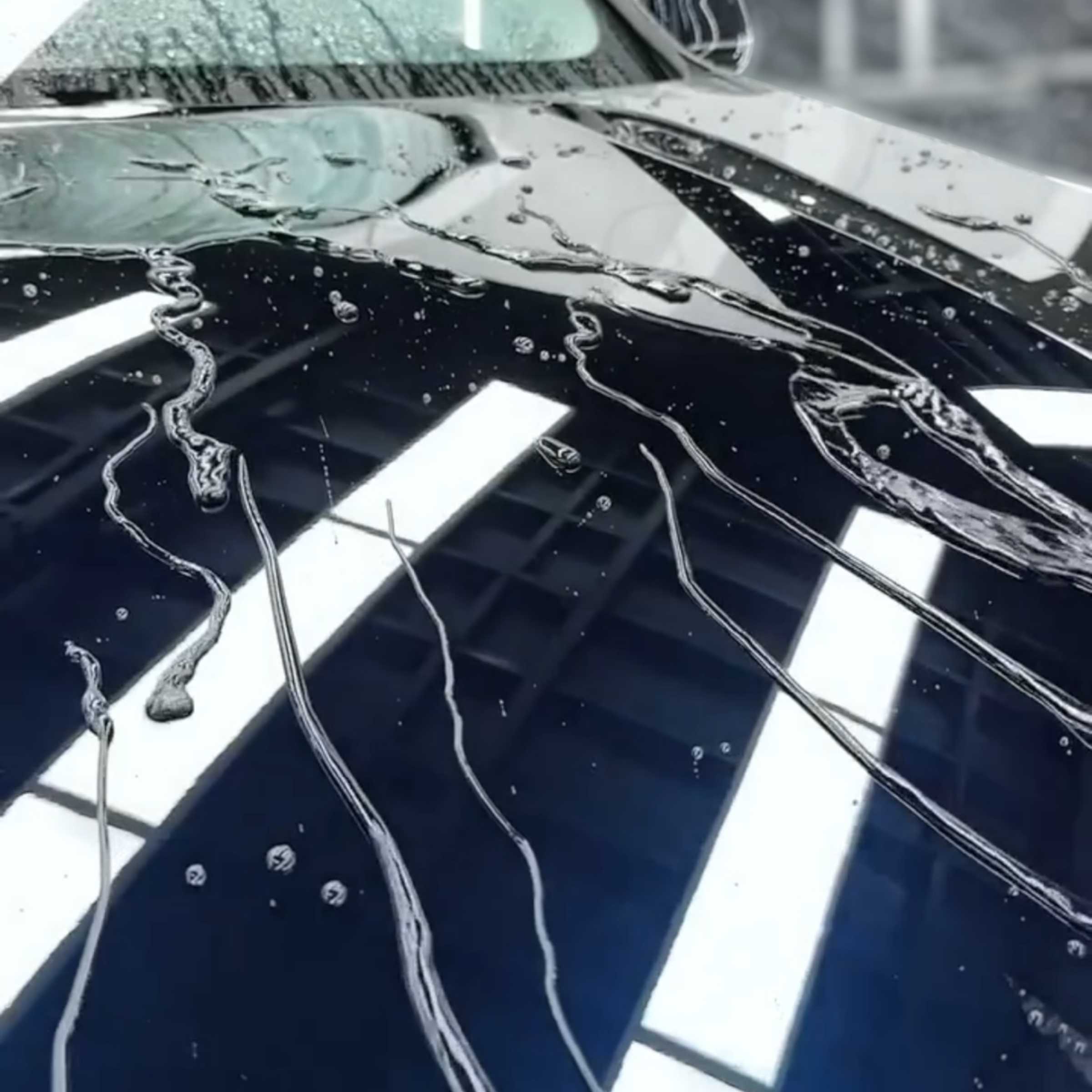 Wasser auf Motorhaube als Beispiel für Keramikversiegelung
