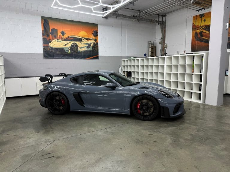 Grauer Porsche Cayman GT4 RS in der WrapIndustries Werkstatt