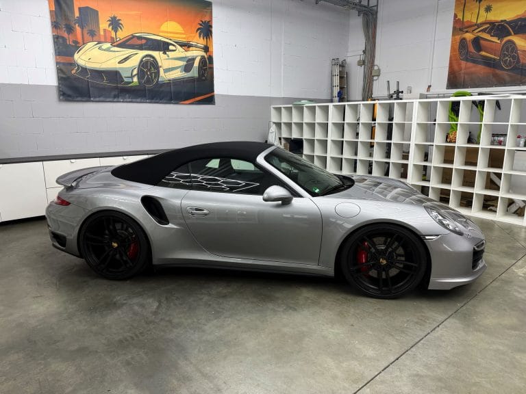 Silberner Porsche 911 Turbo Cabrio in der WrapIndustries Werkstatt