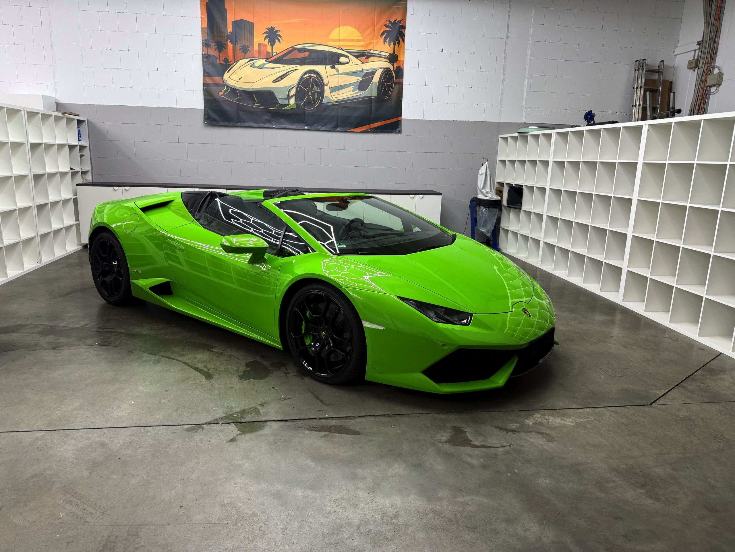 Lamborghini in der WrapIndustries Halle als Hero-Bild für farbige Lackschutzfolie und Color PPF