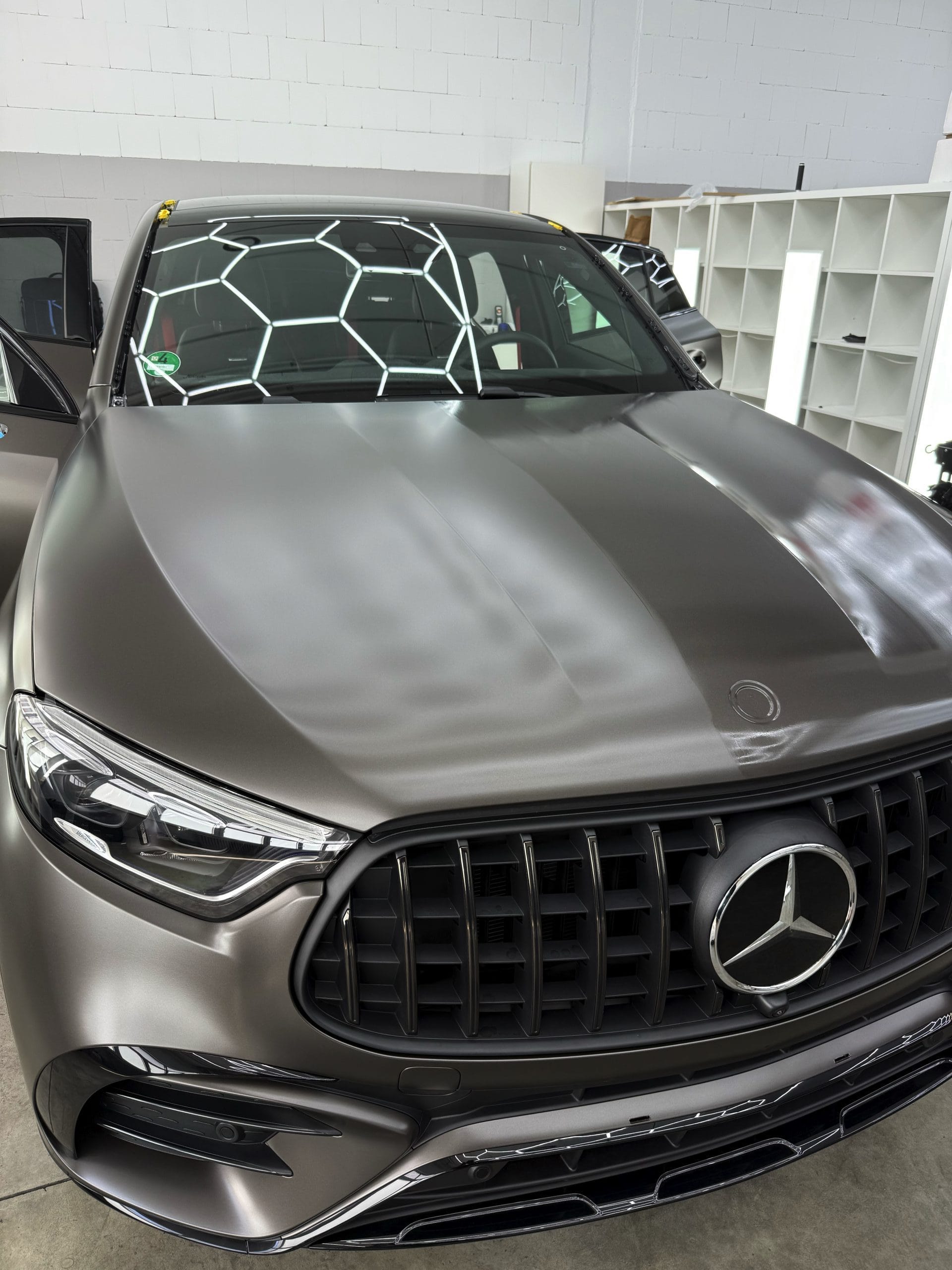 Mercedes-AMG GLE während der professionellen Oberflächenversiegelung