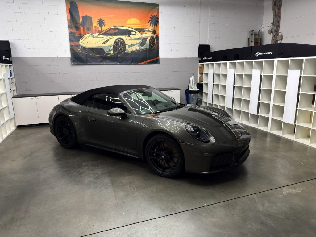 Porsche 911 GTS Cabriolet in der WrapIndustries-Werkstatt