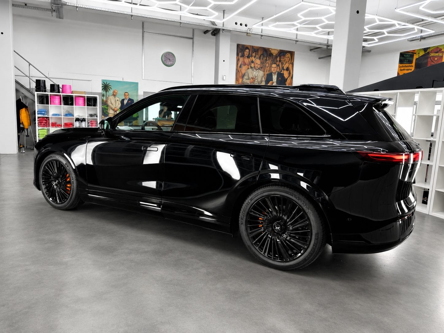 Schwarzer XPENG G9 Performance Black Edition in Seitenansicht nach XPEL Fullbody-Lackschutzfolie
