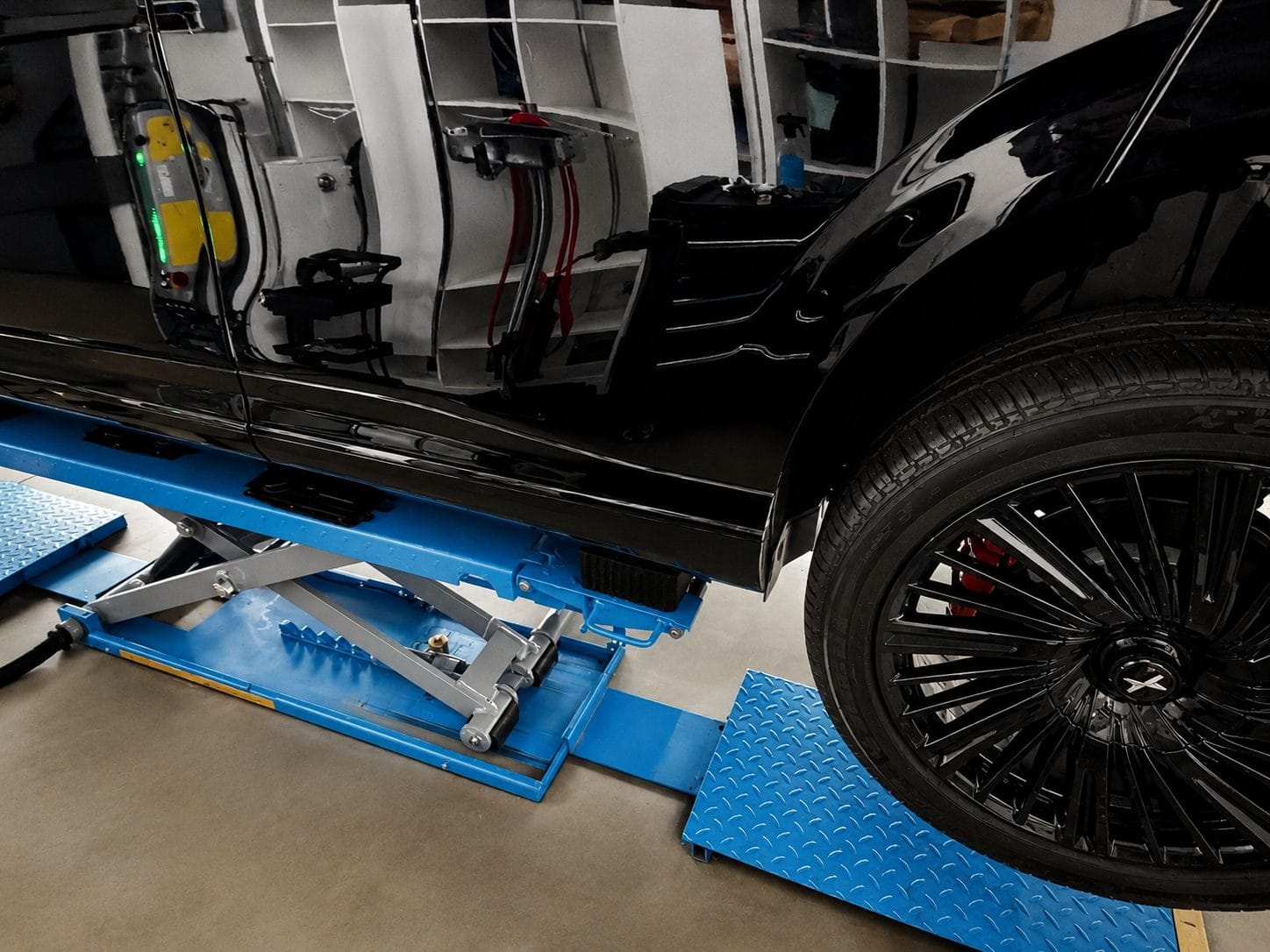 XPENG G9 Showroom Glanz nach Lackschutzfolie und Detailing