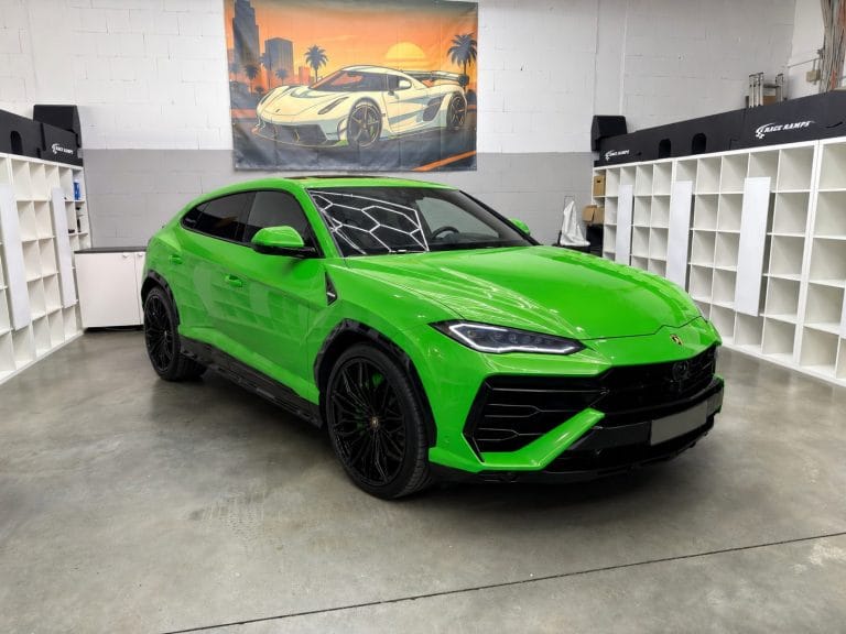 Grüner Lamborghini Urus in moderner Fahrzeughalle mit LED-Deckenbeleuchtung