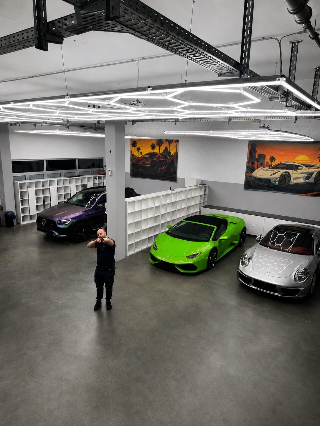 WrapIndustries Fahrzeughalle mit Porsche, Lamborghini und Mercedes