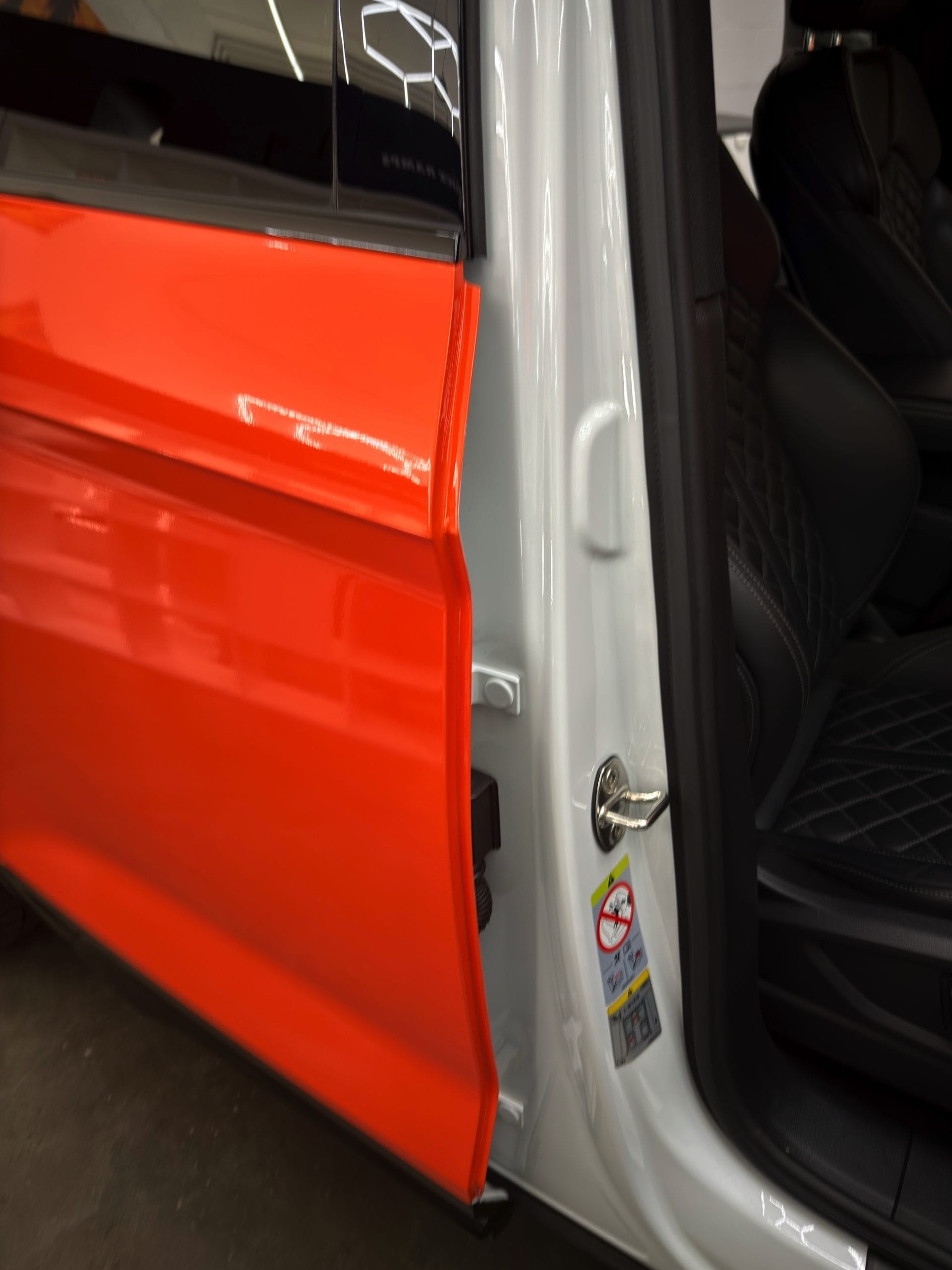 Türkante mit orange folierter Außenfläche und weißem Türeinstieg