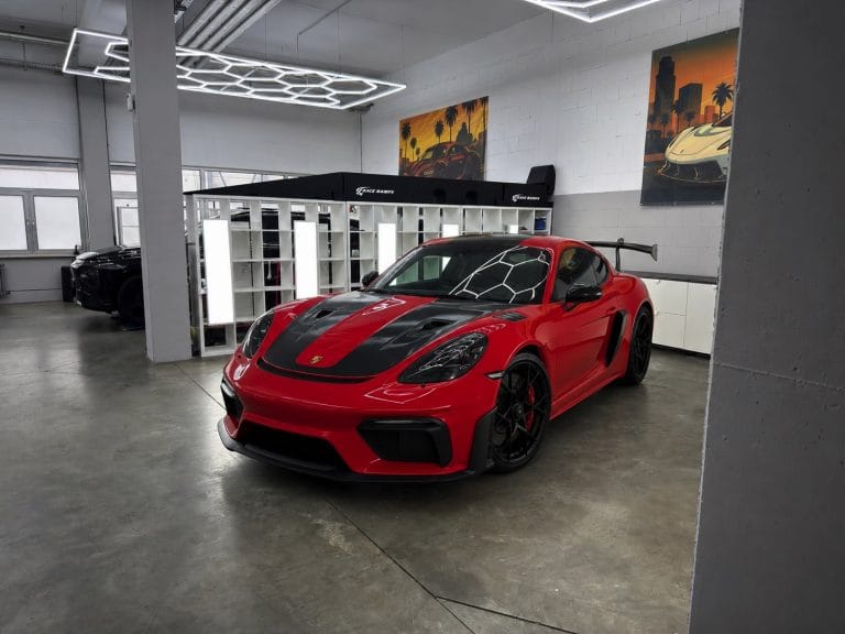 Roter Porsche mit Lackschutzfolie