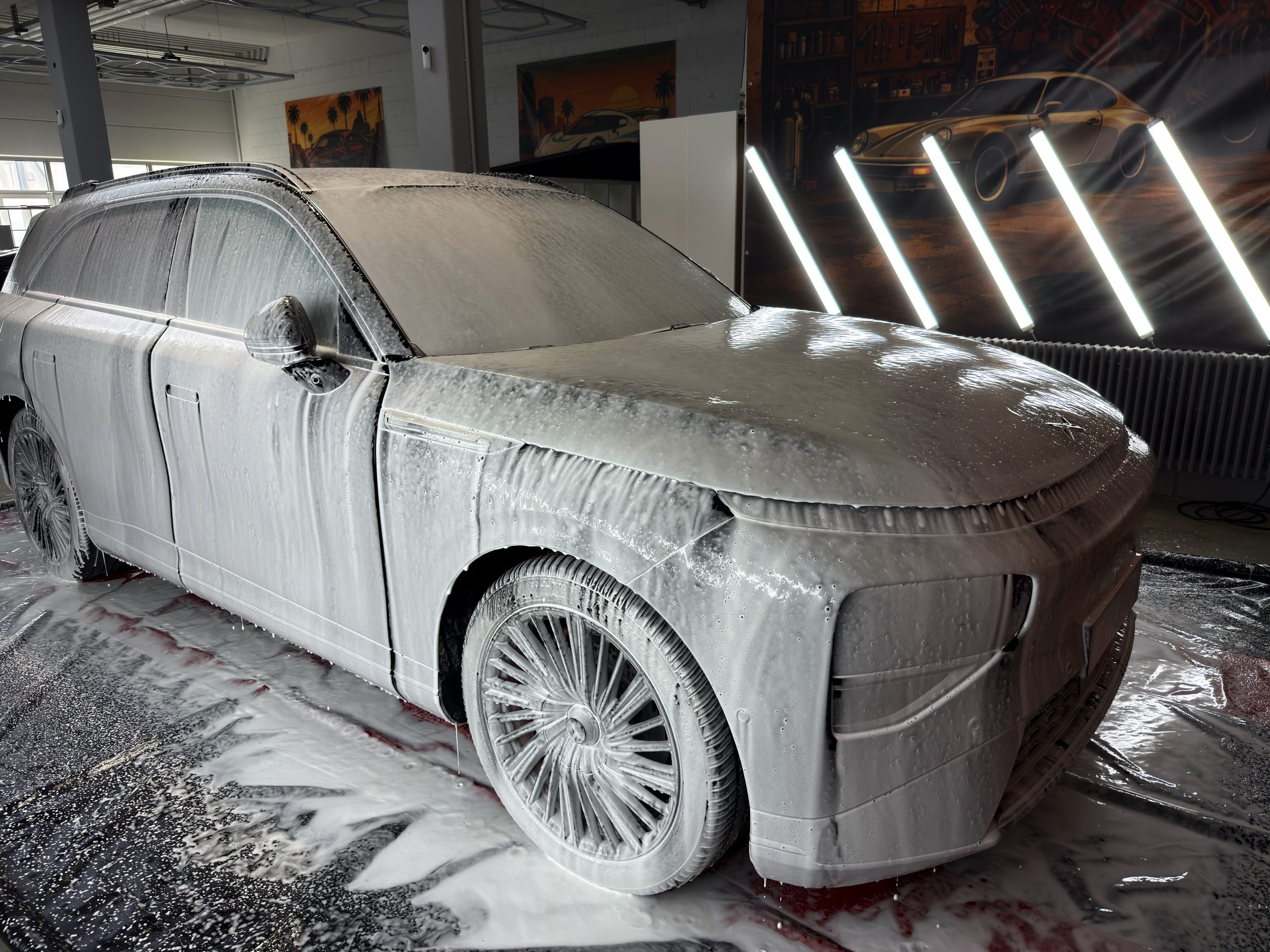 XPENG G9 bei der gründlichen Fahrzeugwäsche und Vorbereitung bei WrapIndustries